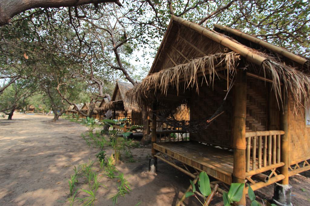 Chalee Tropicana Bungalow Koh Phayam Room photo
